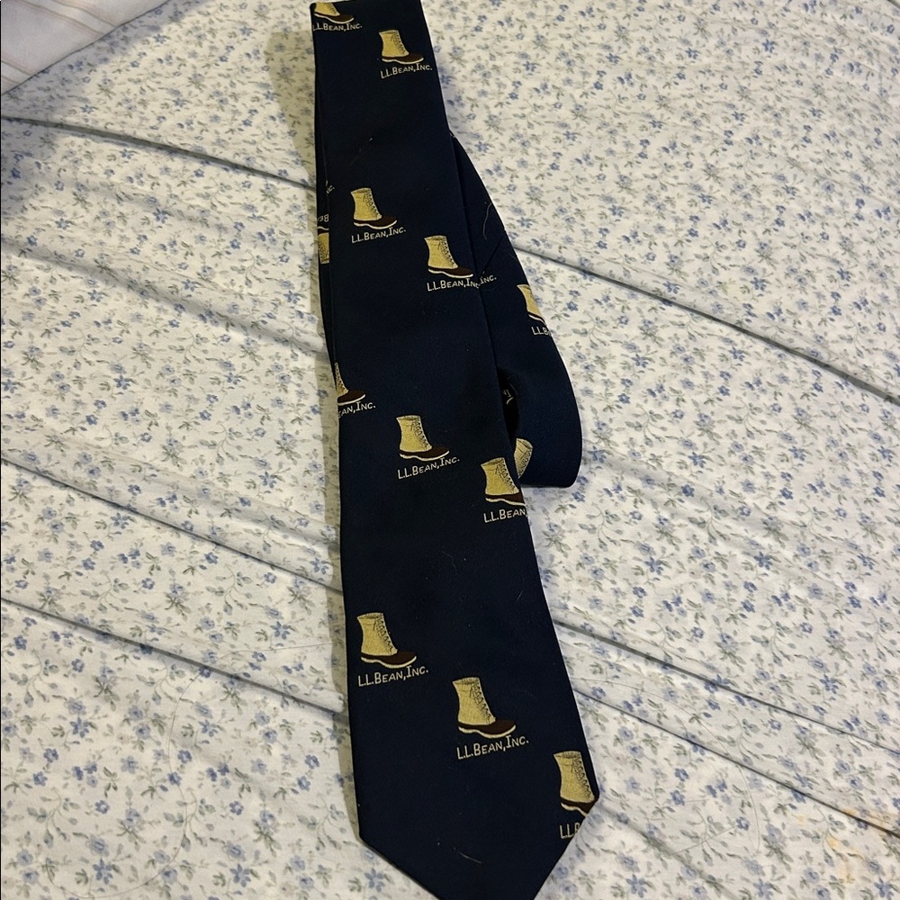 VTG L.L. Bean Navy and Gold Men's Tie
